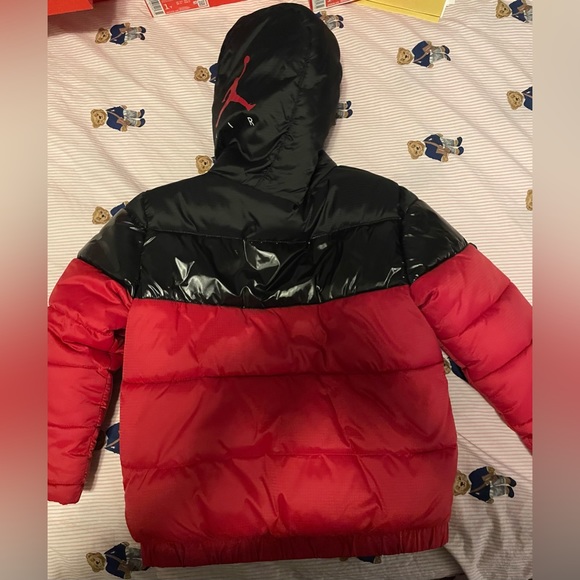 Gently used Jordan puffer coat size 5-6 years old - Picture 2 of 4